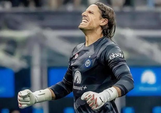 技惊四座，麦克托米奈开场3分钟为苏格兰打入一粒精彩的倒钩